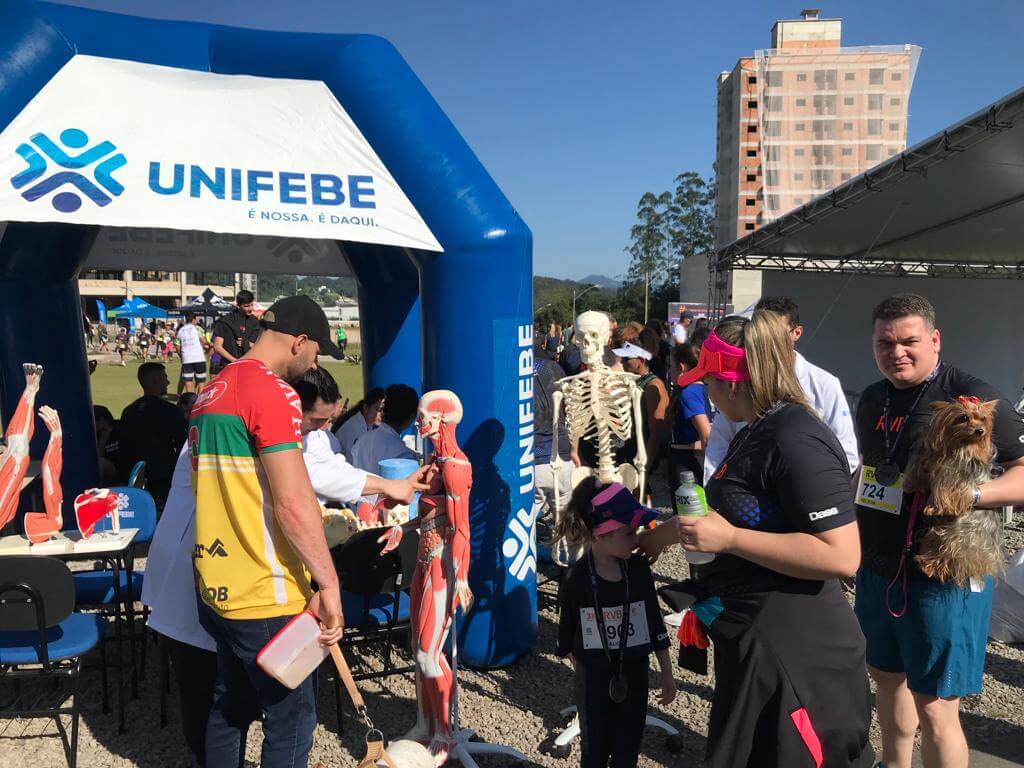 Acadêmicos de Educação Física e Fisioterapia da UNIFEBE realizam ações durante Corrida RVB Malhas