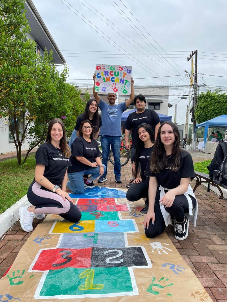 Ação com acadêmicos de Pedagogia da UNIFEBE leva jogos e brincadeiras a espaços públicos da região