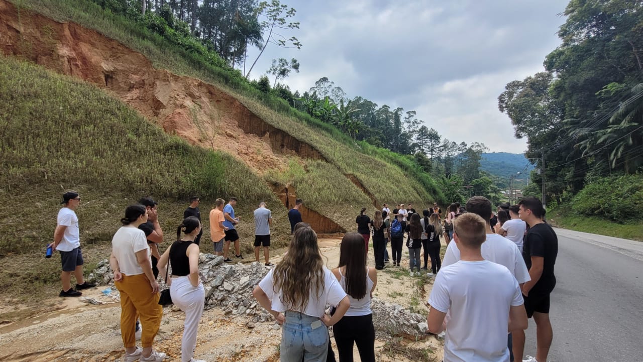 Acadêmicos da UNIFEBE apresentam propostas para diminuir deslizamentos em áreas de risco de Brusque