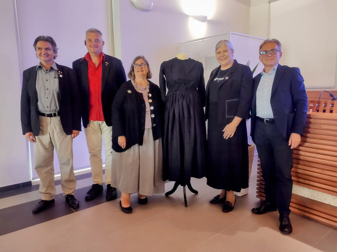 Pesquisadoras da UNIFEBE apresentam a reprodução do vestido de Anita Garibaldi no local onde Anita morreu, na Itália
