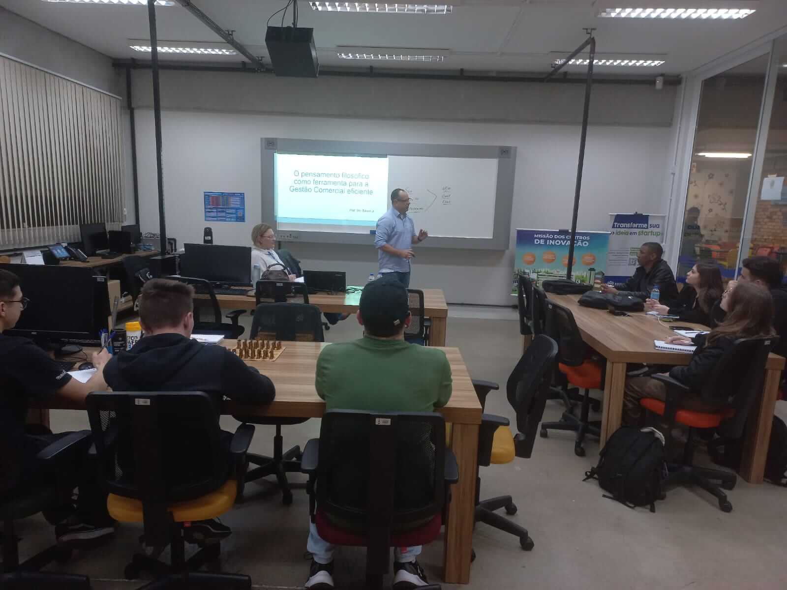 Acadêmicos da UNIFEBE participam de roda de conversa sobre como o pensamento filosófico pode ser uma ferramenta para a Gestão Comercial eficiente
