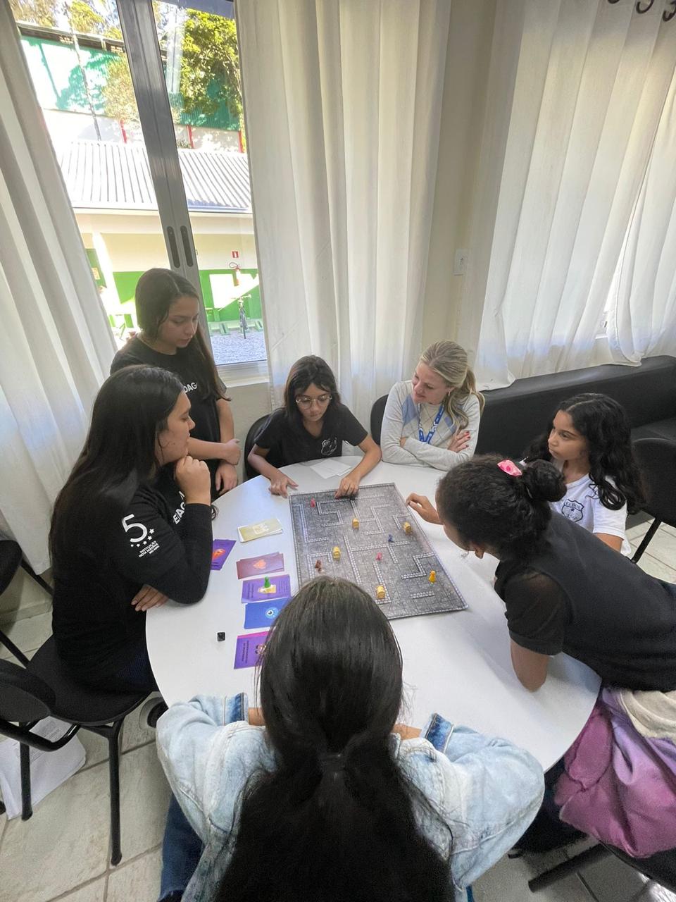 Em forma de jogos educacionais, acadêmicos da UNIFEBE abordam o Estatuto da Criança do Adolescente com alunos da rede pública de ensino
