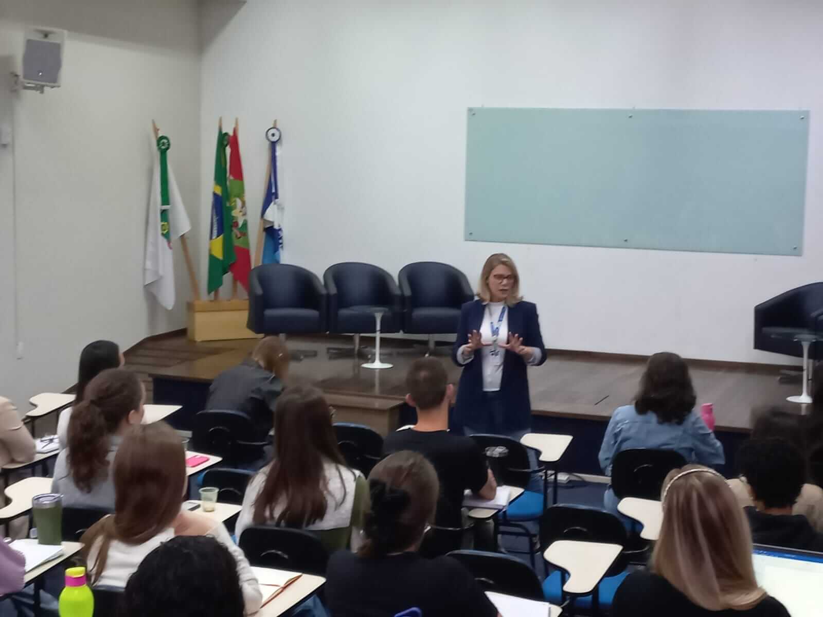Descomplicando o TCC atende quase 40 acadêmicos da UNIFEBE