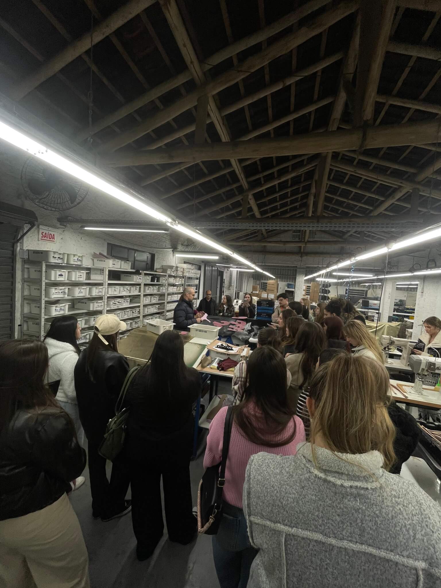 Em visita técnica à empresa da região, estudantes de Design de Moda visualizam produção calçadista