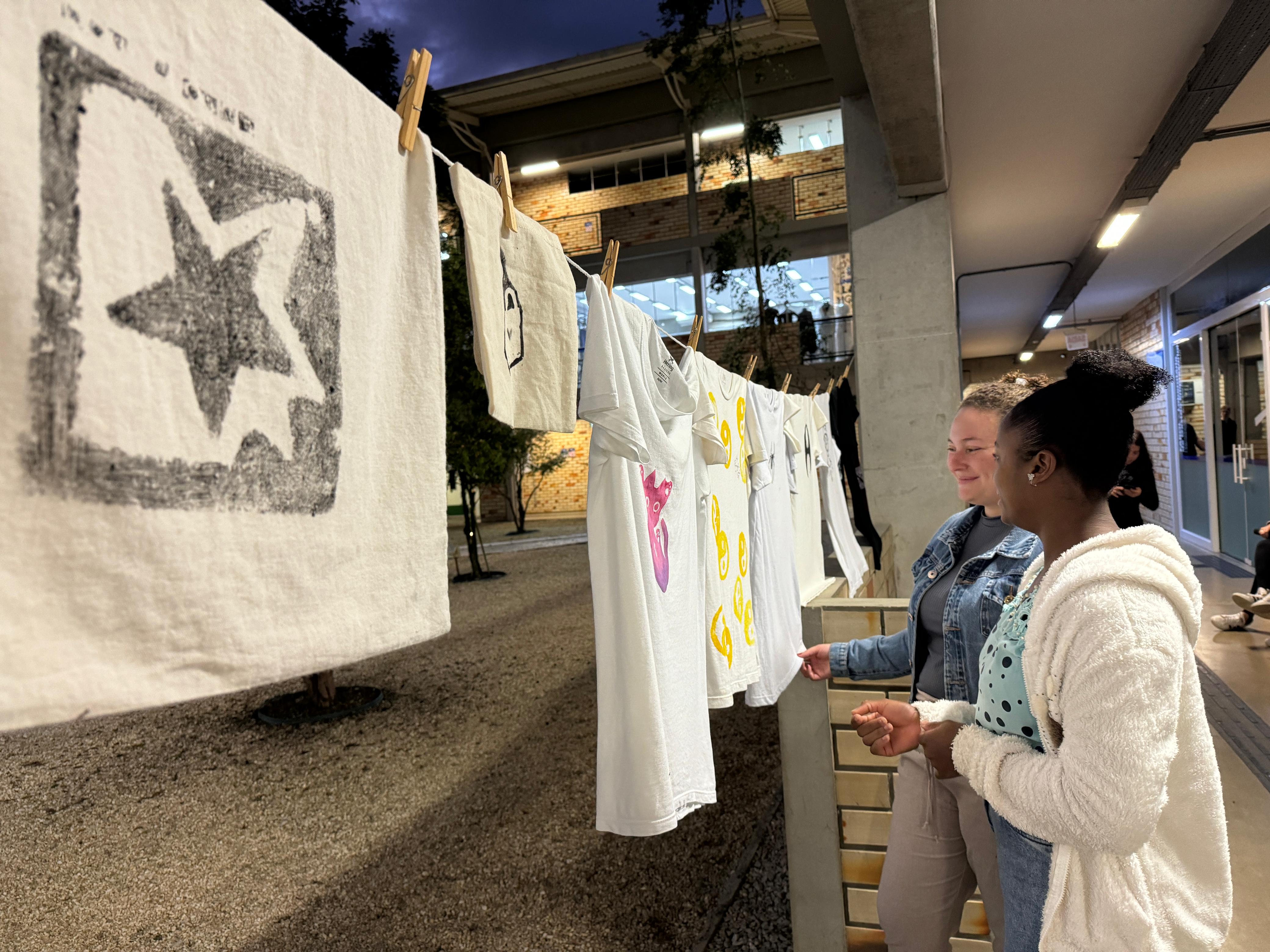 Estampas criadas por acadêmicos de Design Gráfico são transformadas em Exposição