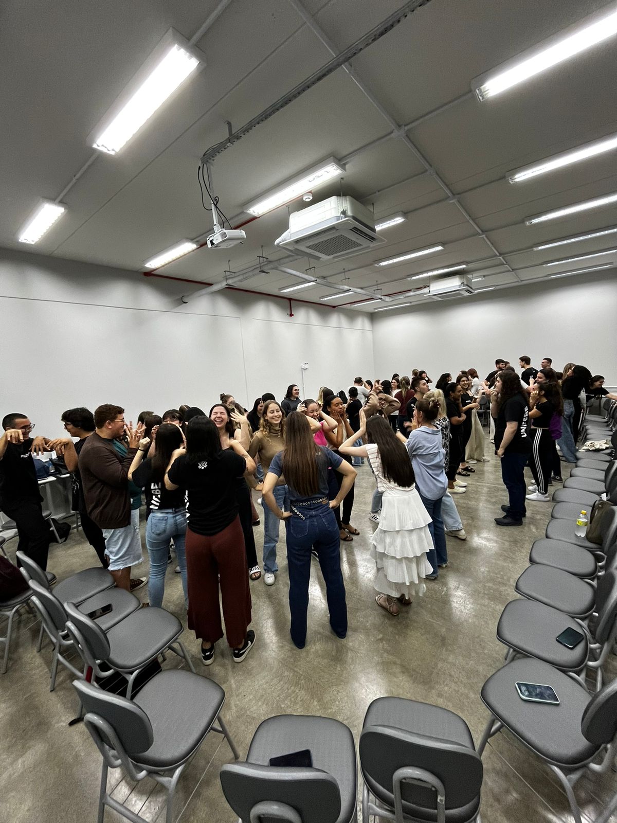 Estudantes de Psicologia da UNIFEBE praticam jogos e dinâmicas utilizados em seleção para empresas