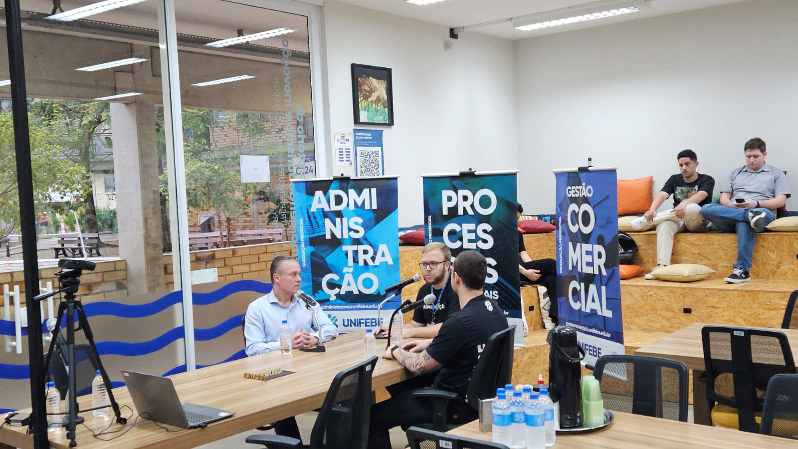 Em formato podcast, acadêmicos da UNIFEBE abordam experiências e atuação de profissionais de Brusque e região