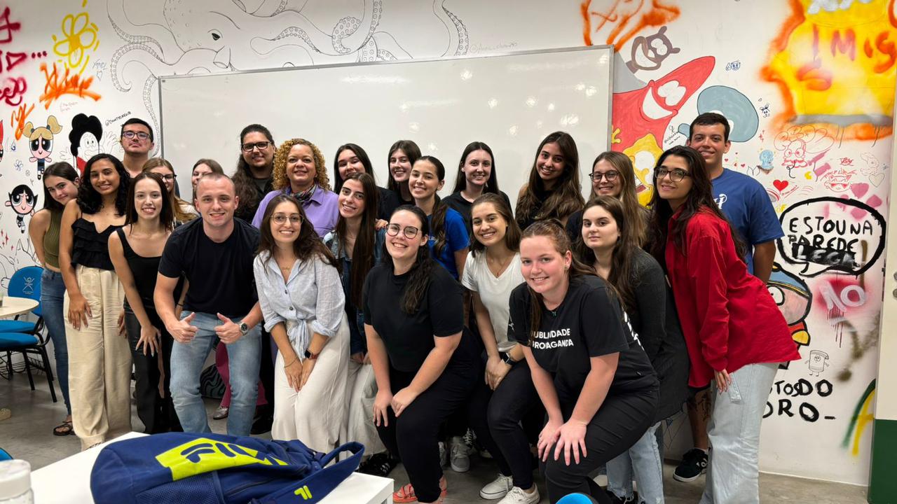 Arthur Bastian compartilha experiências profissionais com acadêmicos da UNIFEBE durante o Café com Mercado