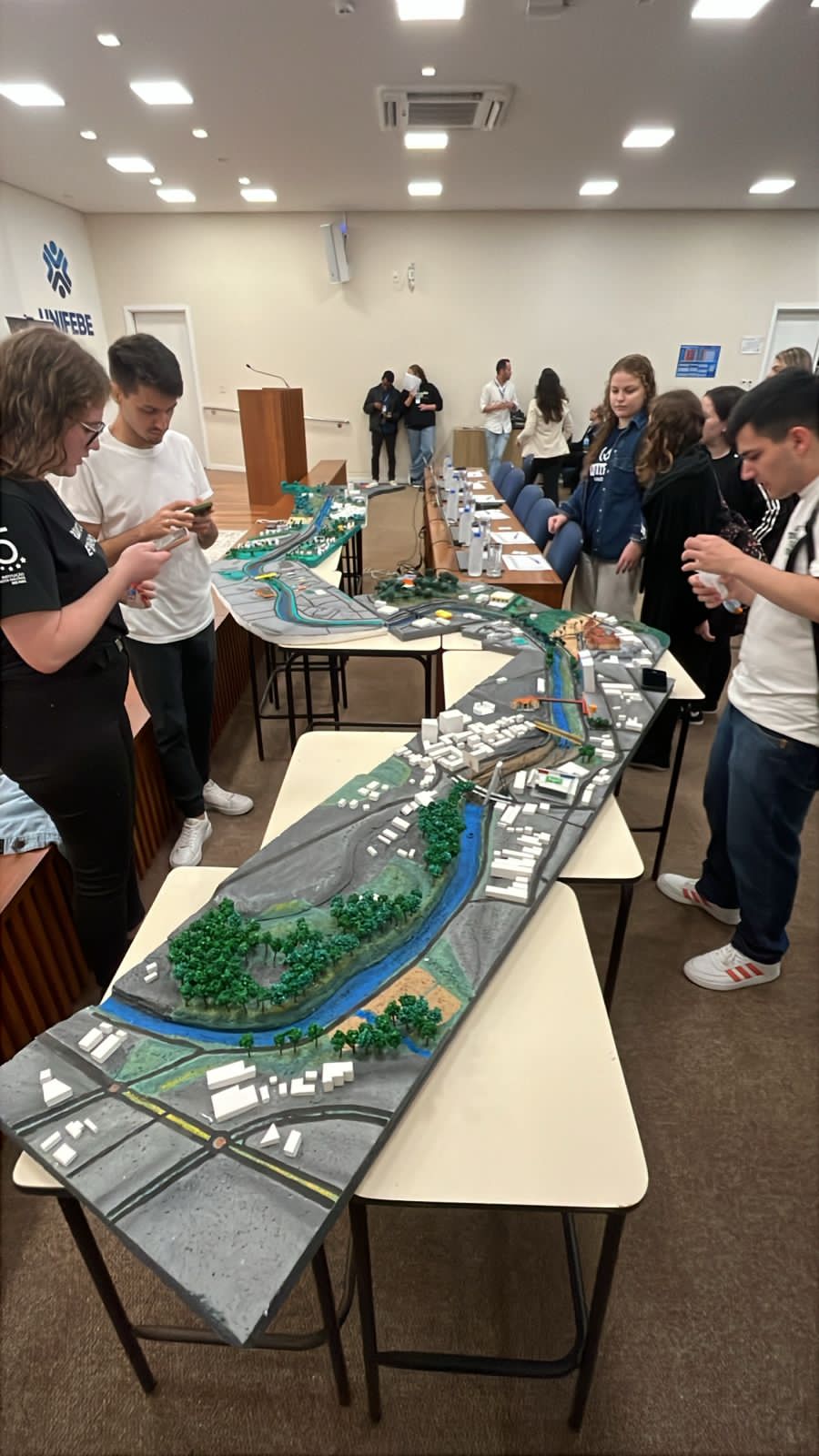 Estudantes da UNIFEBE criam maquete do Rio Itajaí-Mirim