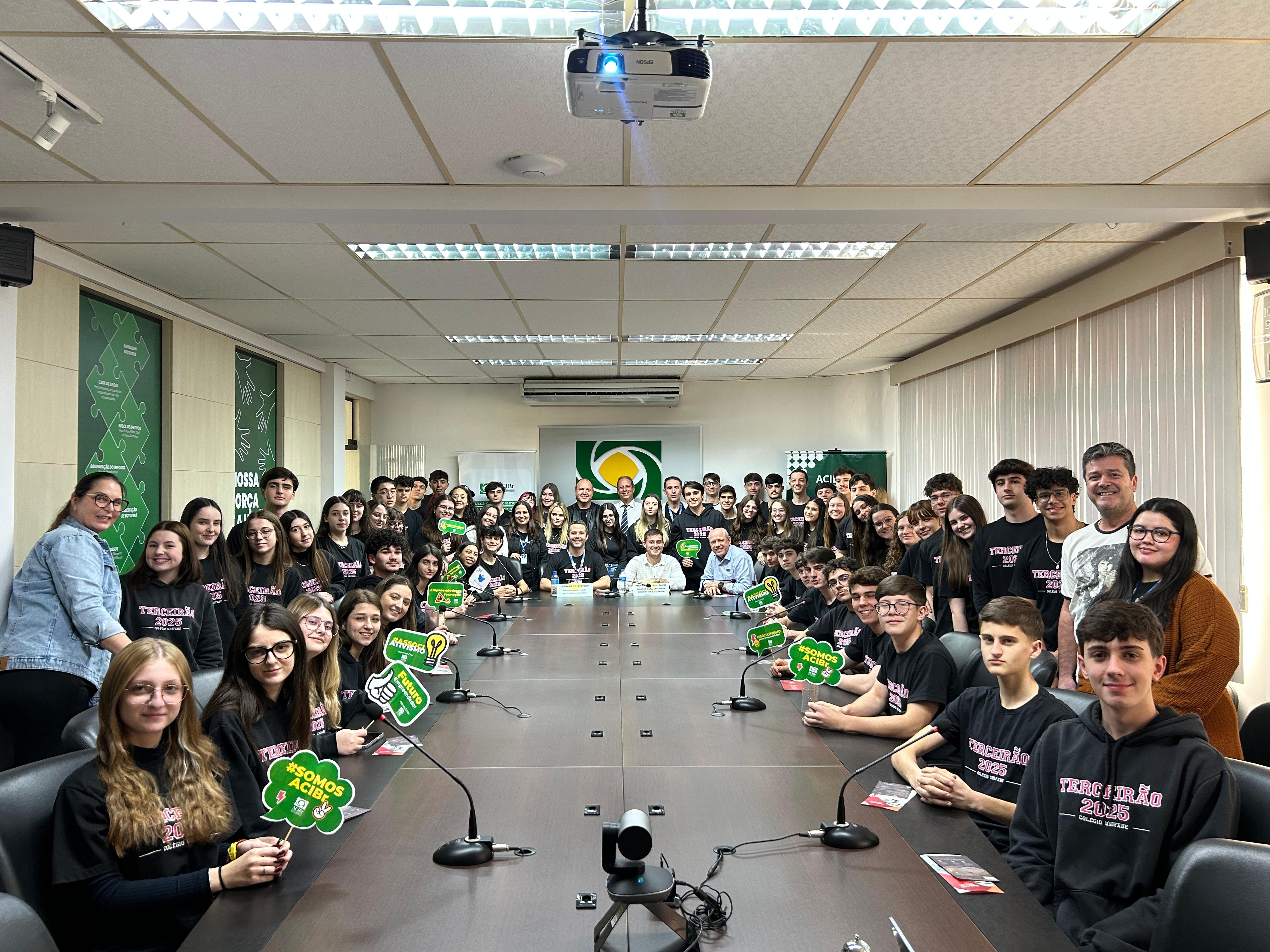 Estudantes do Colégio UNIFEBE fazem visita à ACIBr