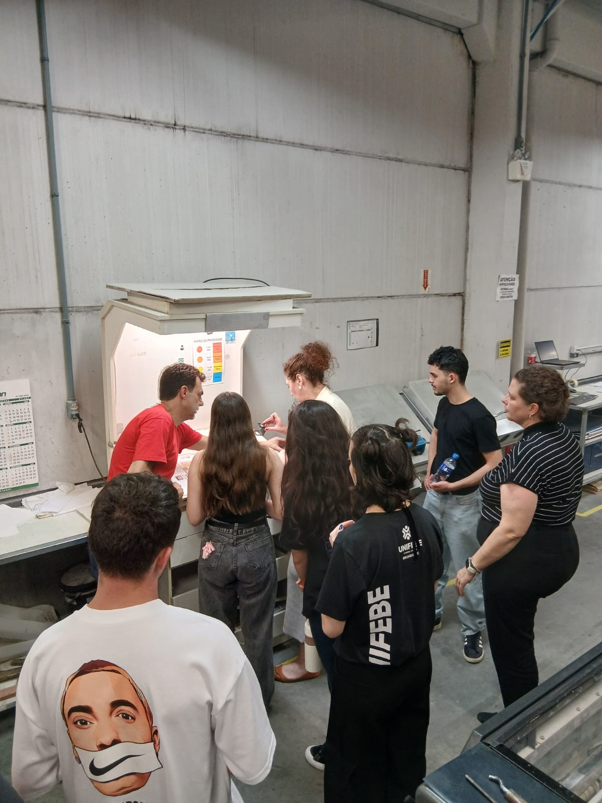Curso de Design Gráfico da UNIFEBE promove visitas técnicas em indústrias gráficas da região