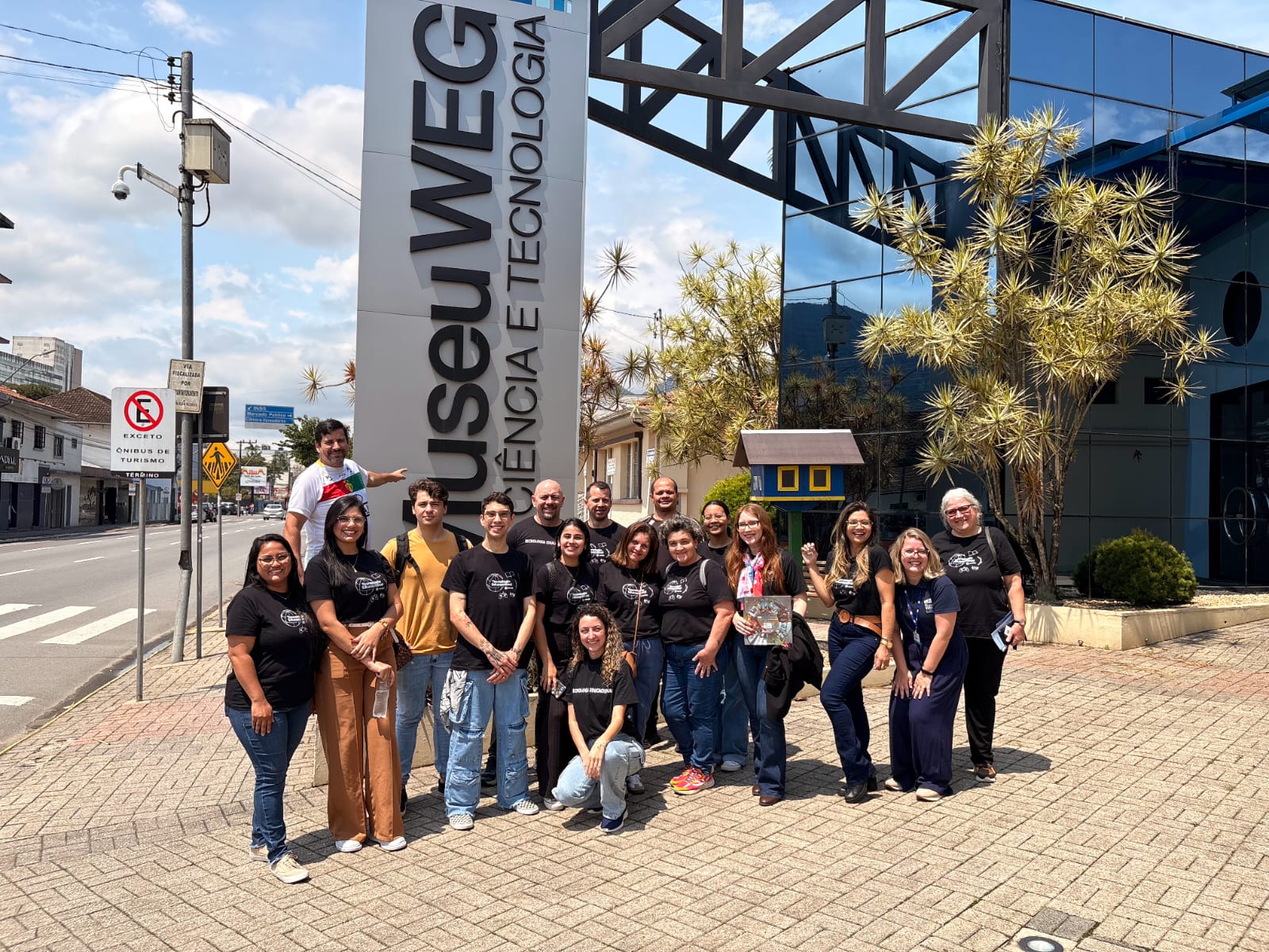 Curso de Tecnologia Educacional realiza visita técnica ao Museu WEG de Ciência e Tecnologia