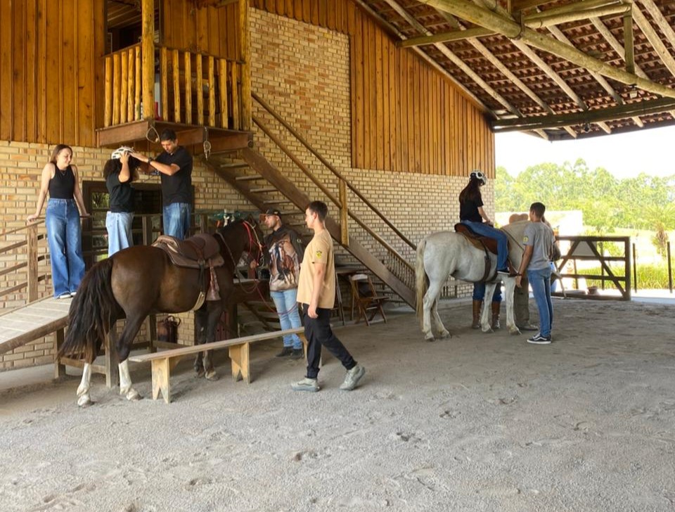 Acadêmicos de Fisioterapia fazem visita técnica sobre equoterapia