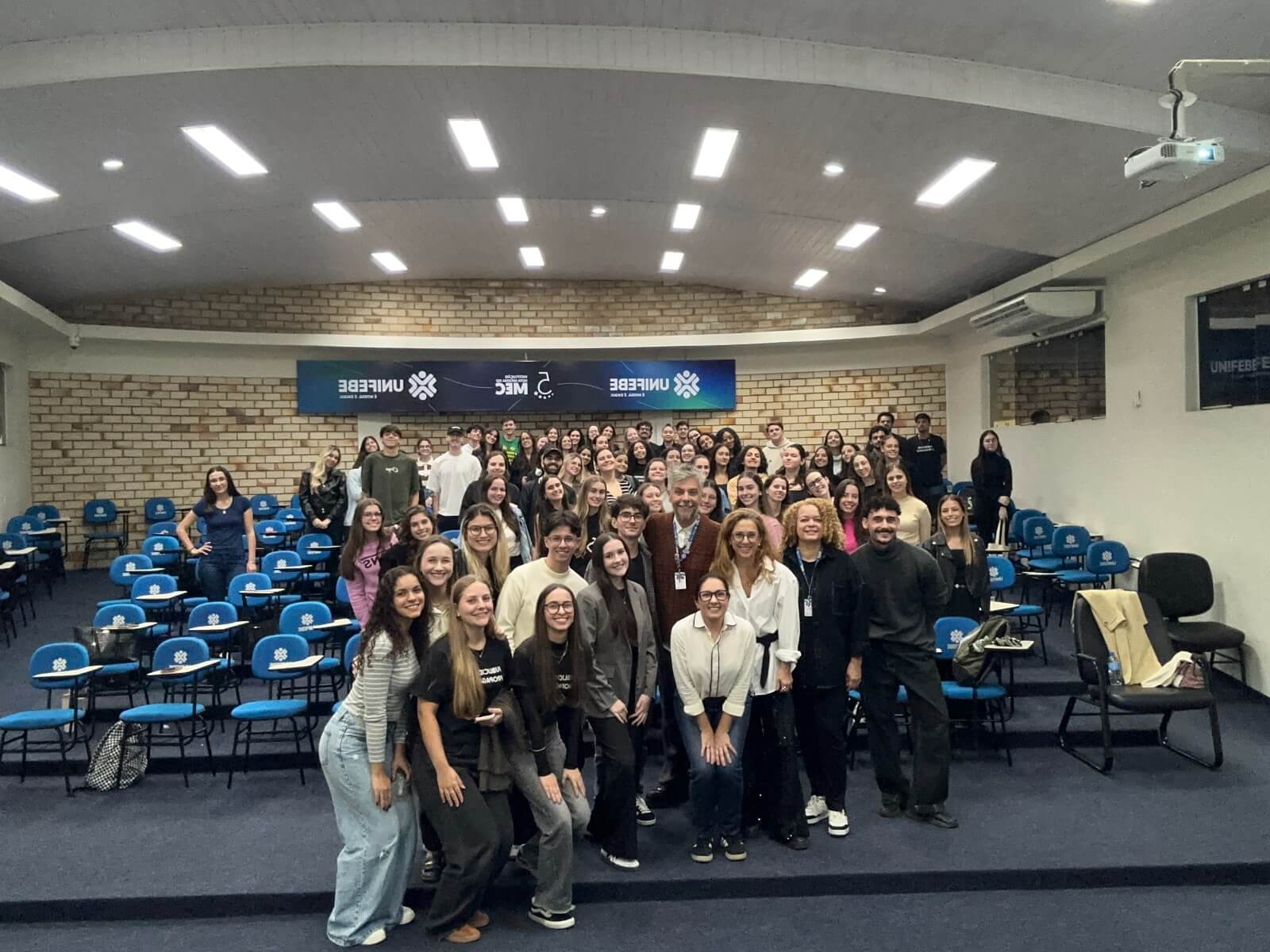 Publicitária Drica Soares compartilha experiência com acadêmicos da UNIFEBE durante o Café com Mercado